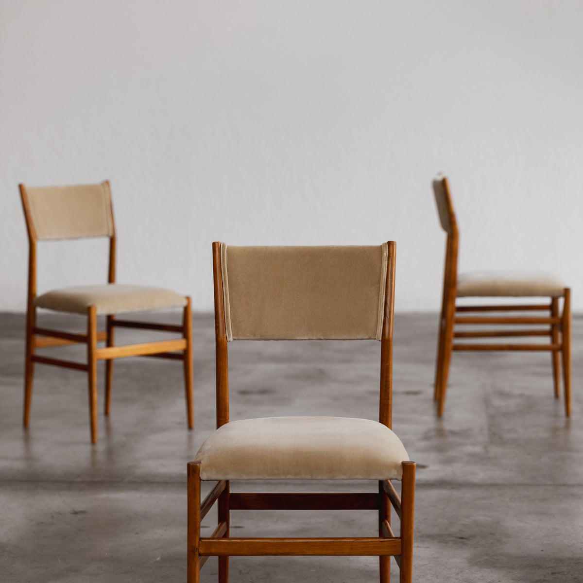 Gio Ponti 646 "Leggera" Dining Chairs for Cassina, Sand Beige Velvet, 1952, Set of 12