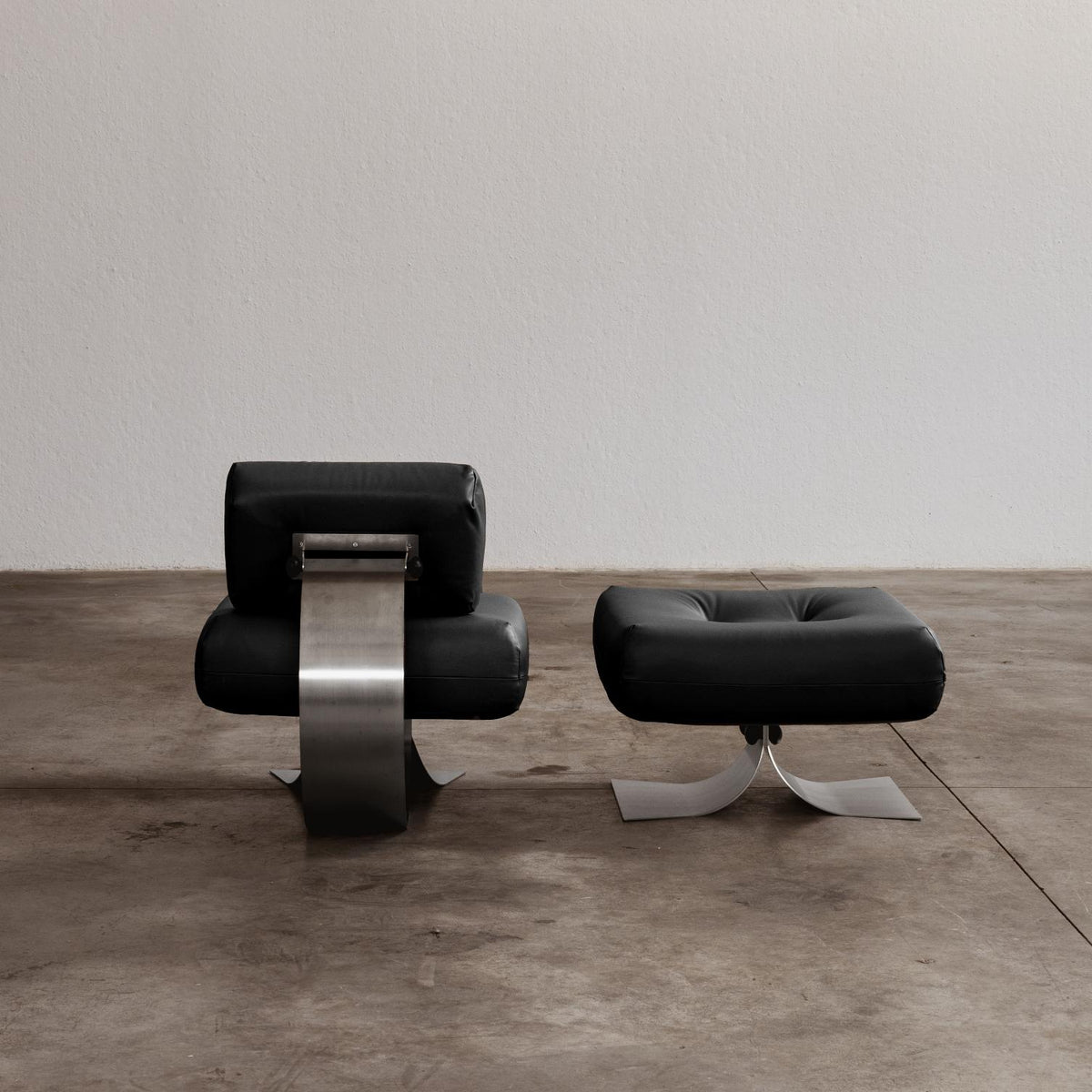 Oscar Niemeyer "Alta" Lounge Set for Mobilier International, Black Leather, 1971