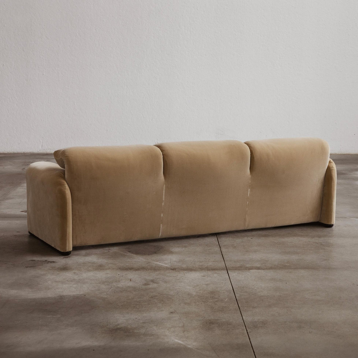 Vico Magistretti "Maralunga" Three-seater Sofa for Cassina, Sand Velvet, 1973