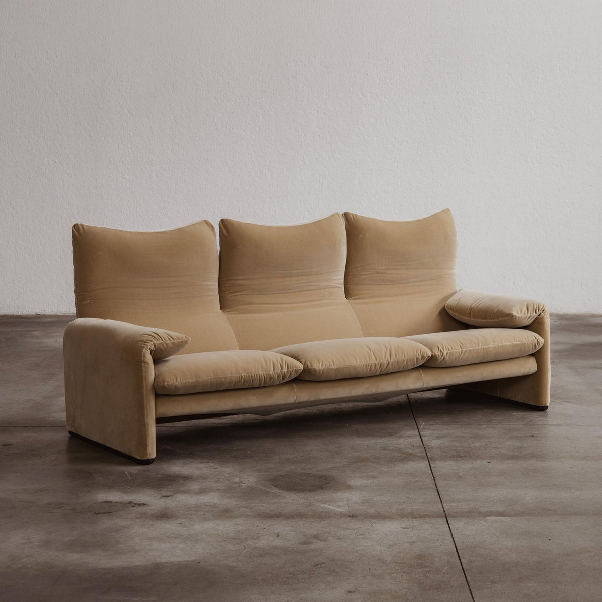 Vico Magistretti "Maralunga" Three-seater Sofa for Cassina, Sand Velvet, 1973