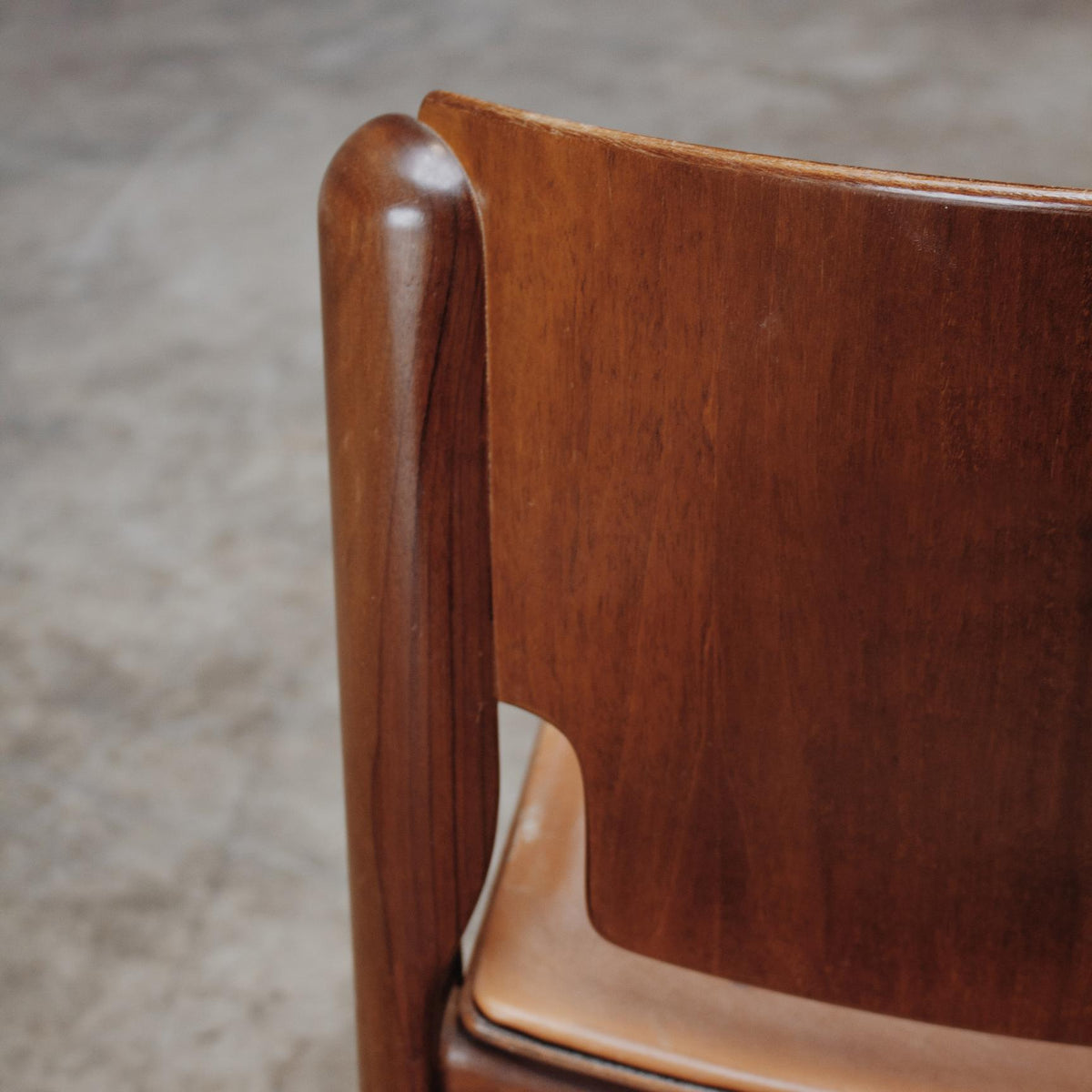 Vico Magistretti "122" Dining Chairs for Cassina, Cognac leather, 1967