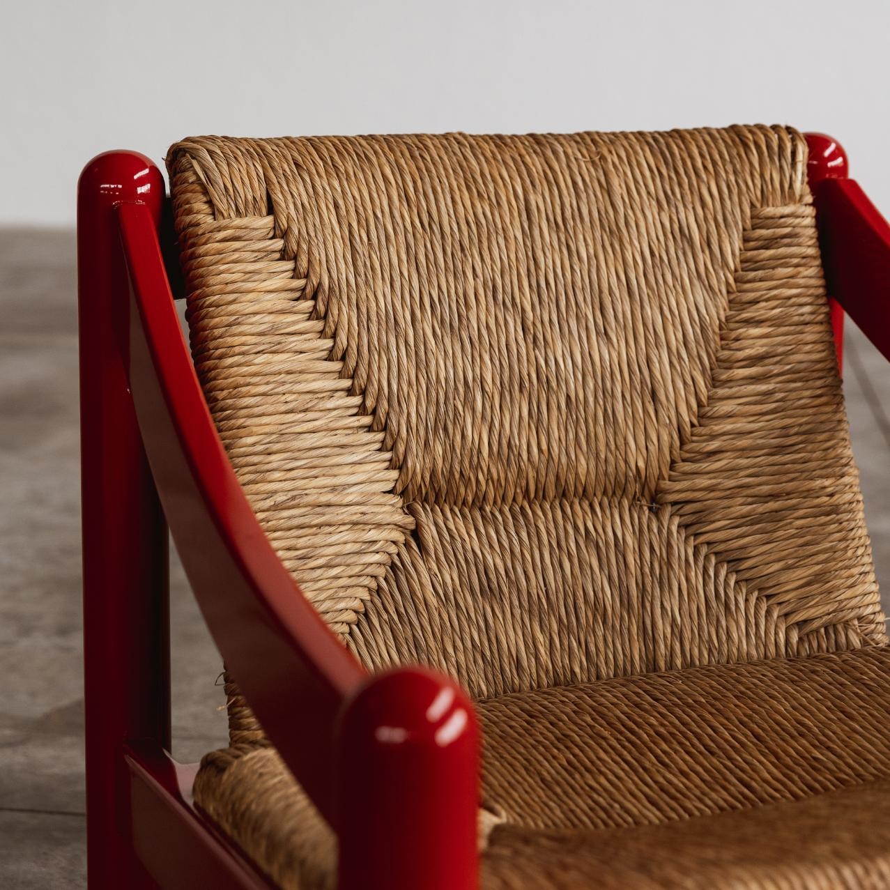 Vico Magistretti 930 "Carimate" Easy Chairs for Cassina, Red Lacquered Wood, 1963, Set of 2, 1963