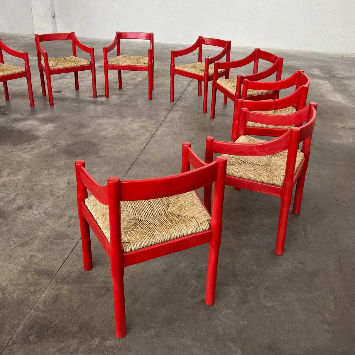 Vico Magistretti “Carimate” Dining Chairs for Cassina, Red Lacquered Wood, 1960, Set of 12, 1960