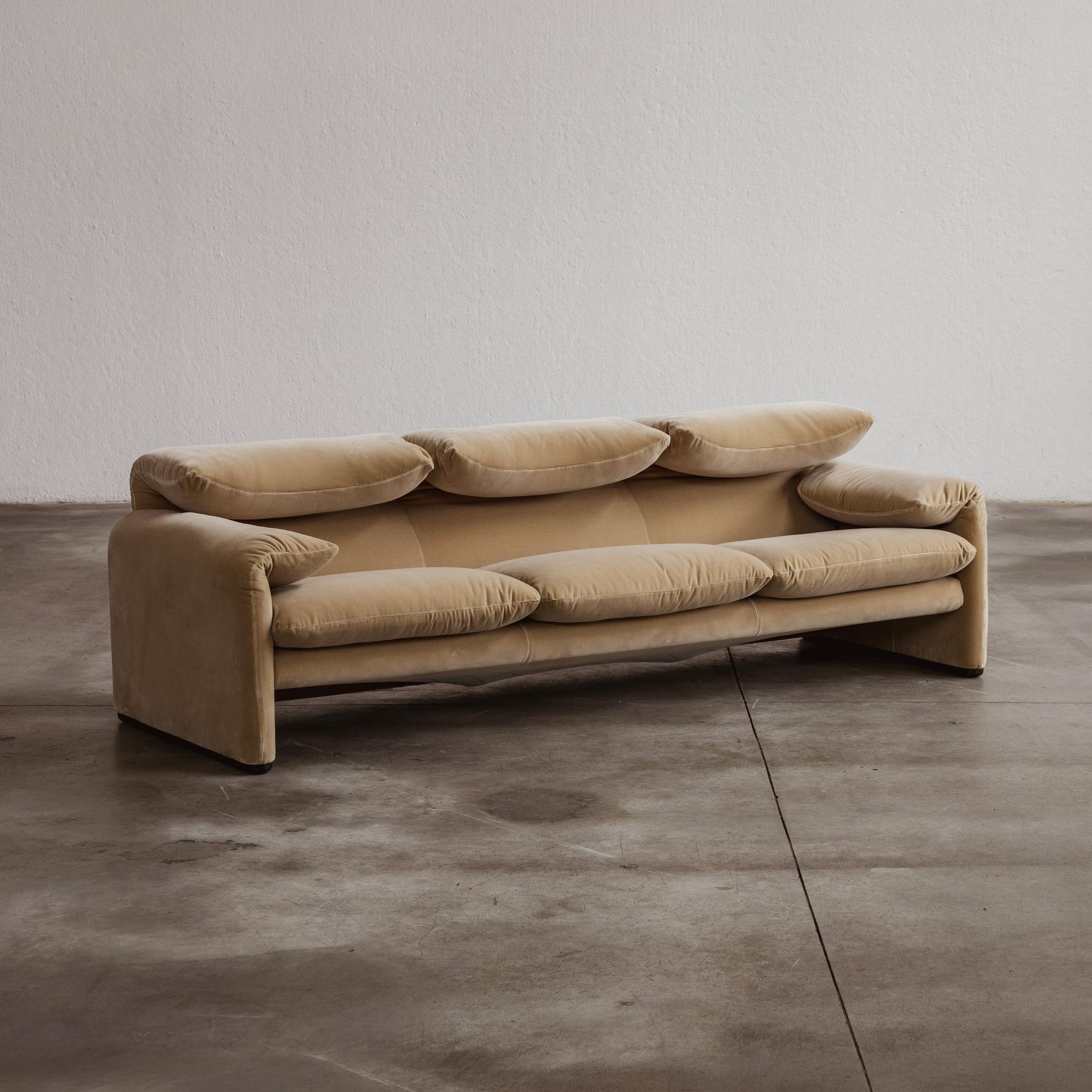 Vico Magistretti "Maralunga" Three-seater Sofa for Cassina, Sand Beige Velvet, 1973, 1973