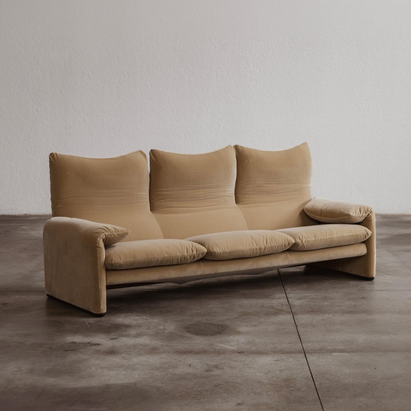 Vico Magistretti "Maralunga" Three-seater Sofa for Cassina, Sand Velvet, 1973, 1973