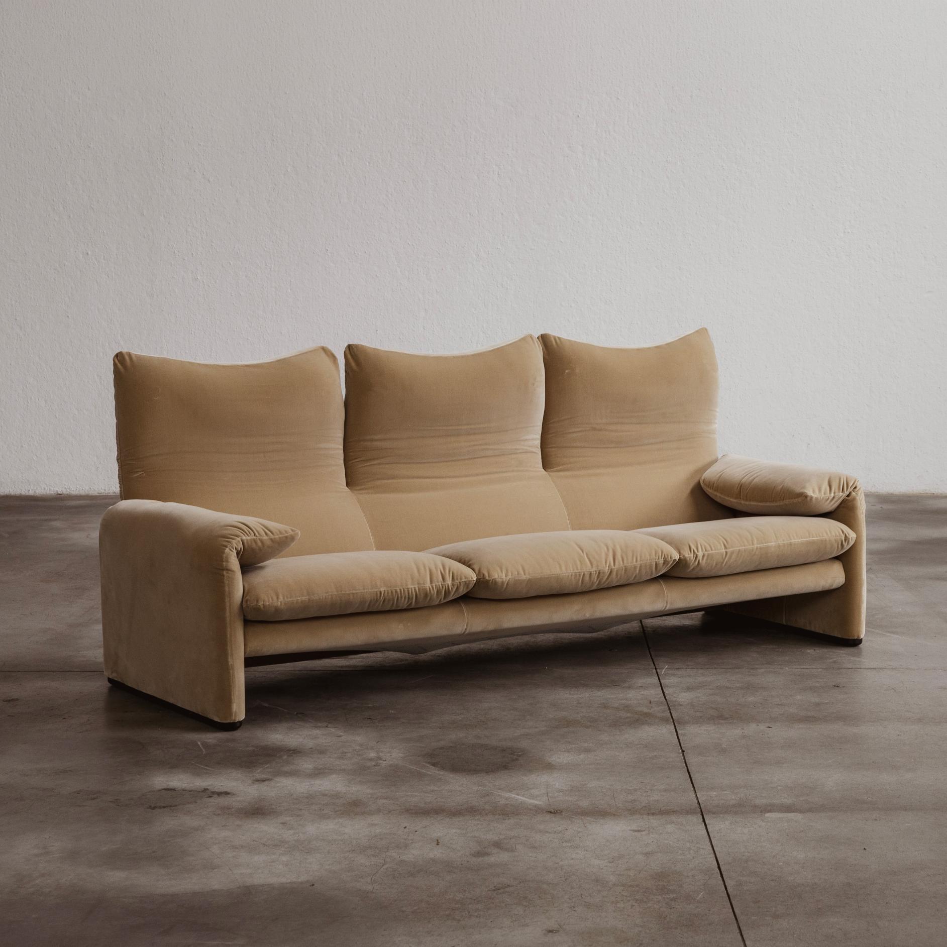 Vico Magistretti "Maralunga" Three-seater Sofa for Cassina, Sand Beige Velvet, 1973, 1973