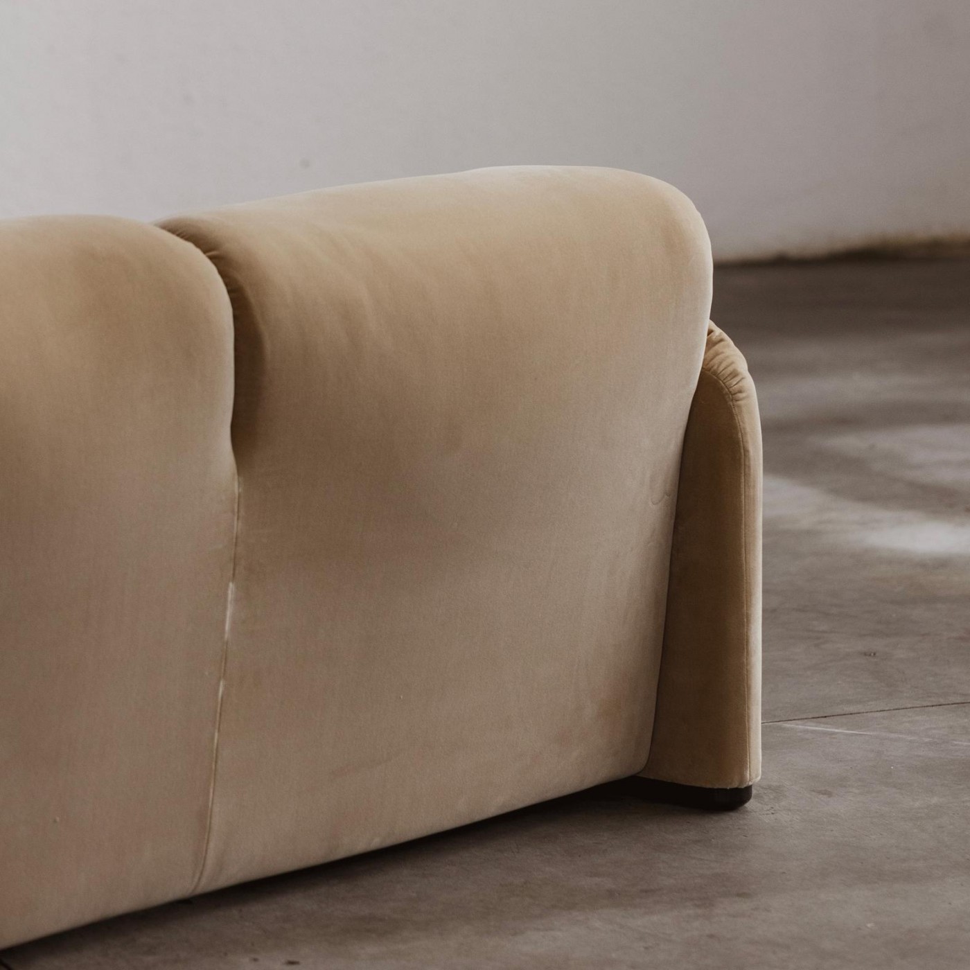 Vico Magistretti "Maralunga" Three-seater Sofa for Cassina, Sand Beige Velvet, 1973, 1973