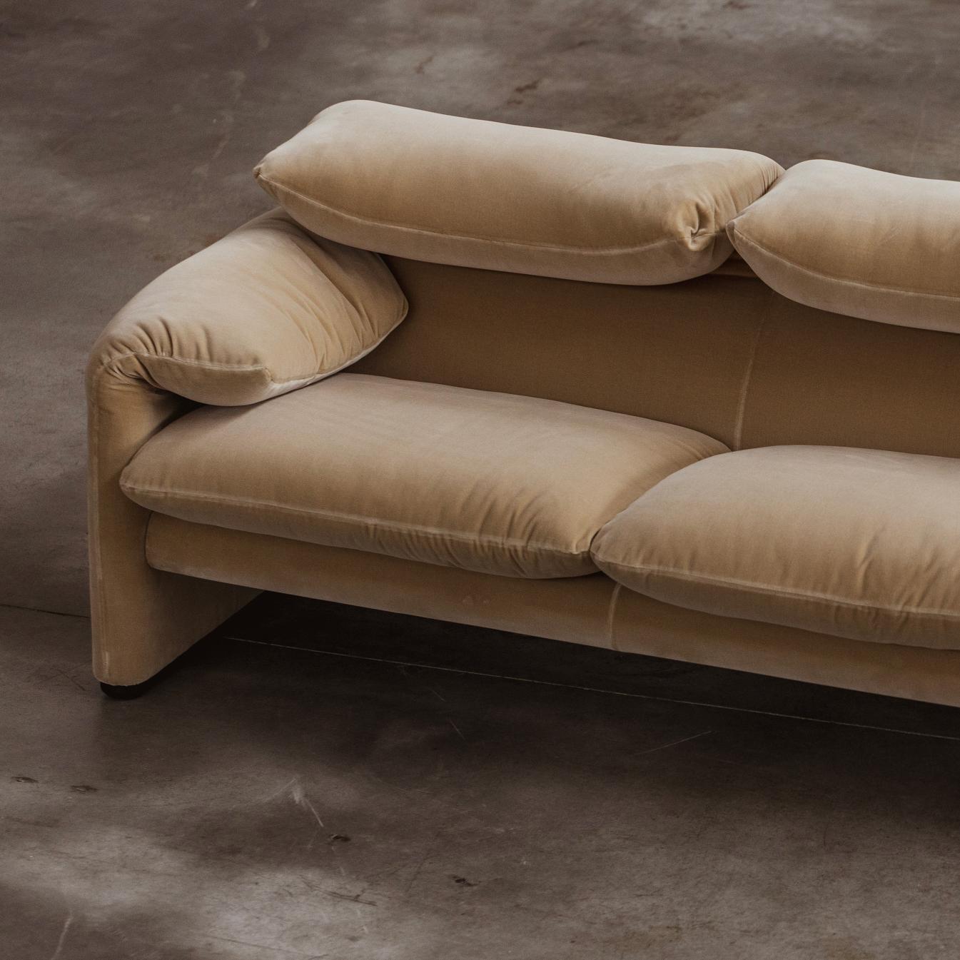 Vico Magistretti "Maralunga" Three-seater Sofa for Cassina, Sand Beige Velvet, 1973, 1973