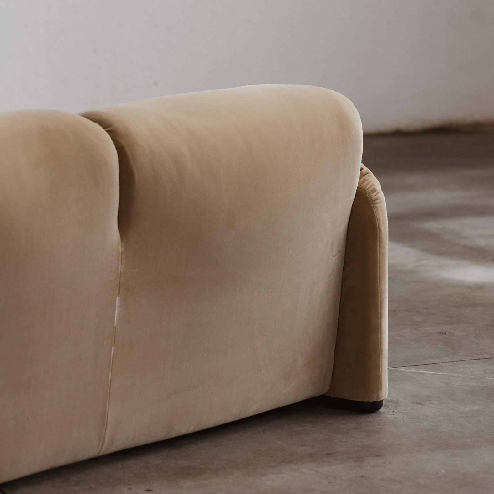 Vico Magistretti "Maralunga" Three-seater Sofa for Cassina, Sand Beige Velvet, 1973, 1973