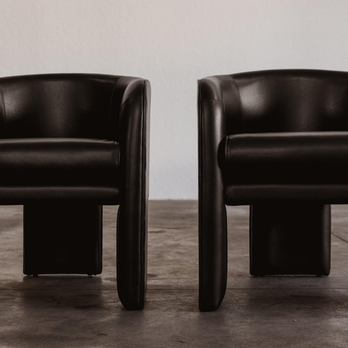 Vladimir Kagan Tripod Armchairs for Weiman, Black Leather, 1980, Set of 2, 1980